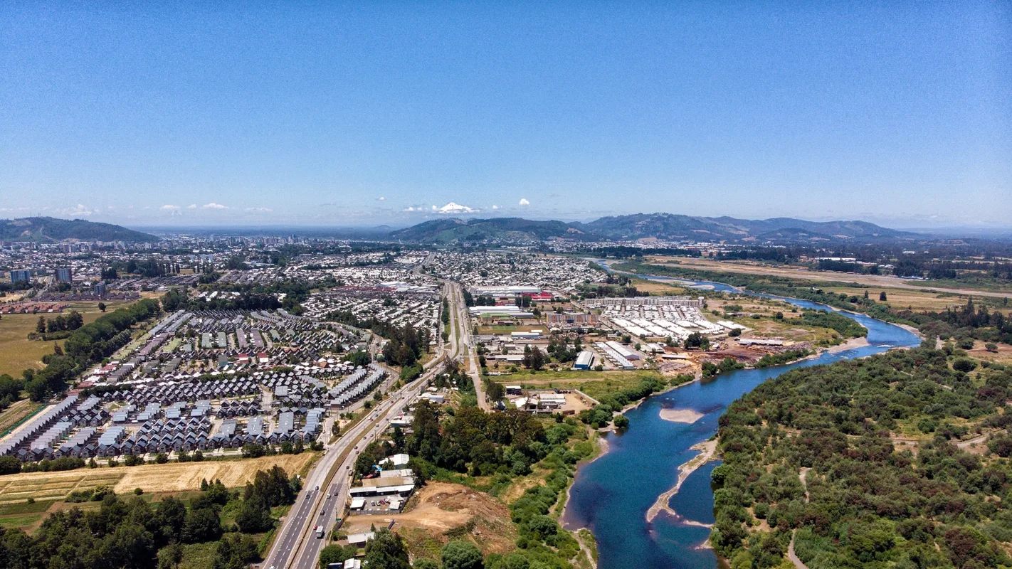 Vista panorámica de Temuco, Río Cautín y Volcán Llaima